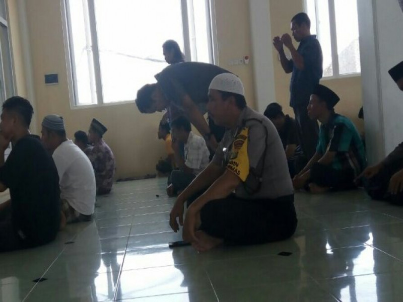 IMG-disela-sela-kesibukan-dinas-saat-adzan-berkumandang-aiptu-yosef-datangi-masjid-laksanakan-sholat-jumat