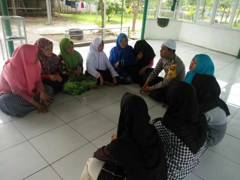 IMG-diponpes-putri-yasmin-aiptu-deni-k-himbau-santri-jauhkan-paham-radikalisme-dan-terorisme