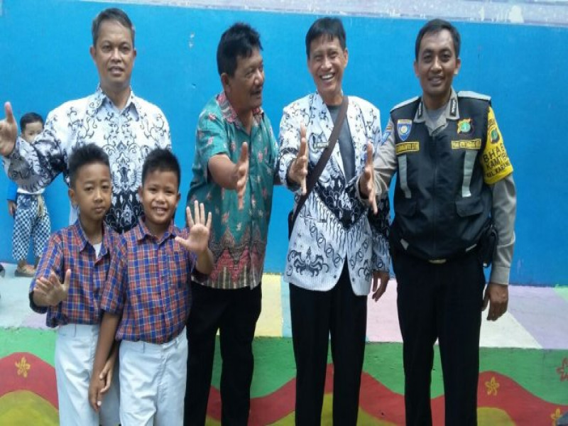 IMG-koordinasi-binmas-polsek-neglasari-dengan-pihak-sekolah-ciptakan-lingkungan-belajar-nyaman