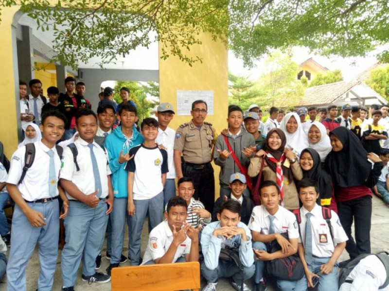 IMG-aiptu-yosef-tatap-muka-dengan-pelajar-di-sman-5-tangerang-sampaikan-pesan-jalin-silaturrahmi