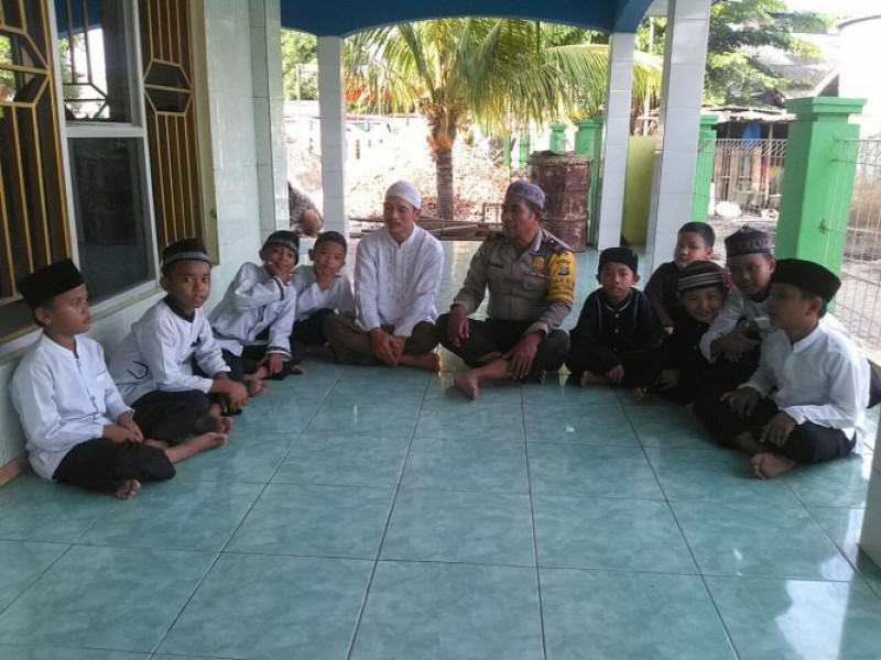 IMG-bhabinkamtibmas-polsek-neglasari-jalin-hubungan-emosional-dengan-santri-madrasah