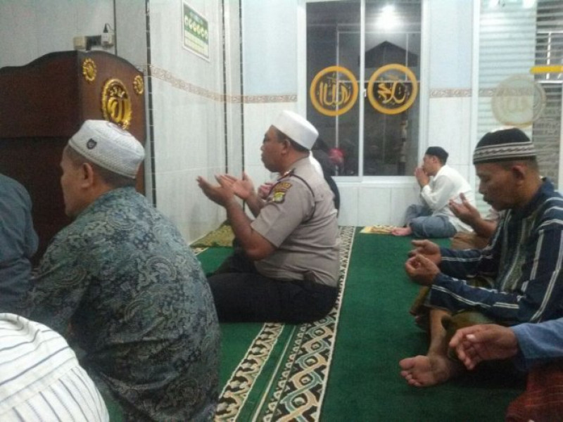 IMG-kapolsek-neglasari-ajak-peran-serta-jamaah-menjaga-kamtibmas-seusai-shalat-berjamaah-bersama-warga