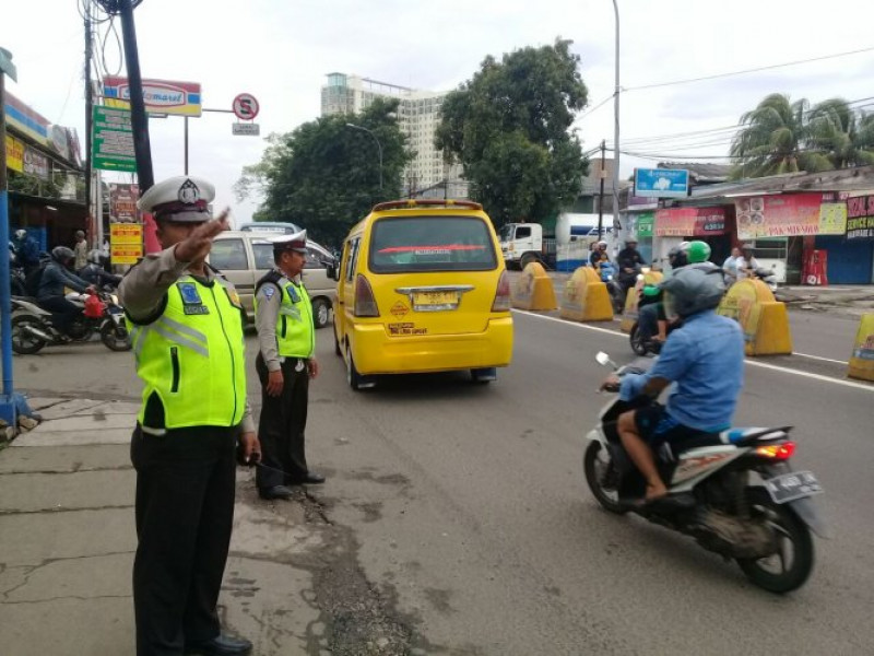 IMG-aiptu-sumeri-dan-aiptu-sayuti-lakukan-pengaturan-lalu-lintas-di-depan-rs-an-nisa