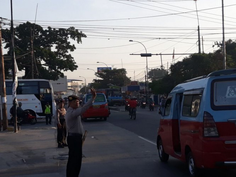 IMG-personil-sabhara-polsek-jatiuwung-pengaturan-lalu-lintas-di-pertigaan-jatiuwung