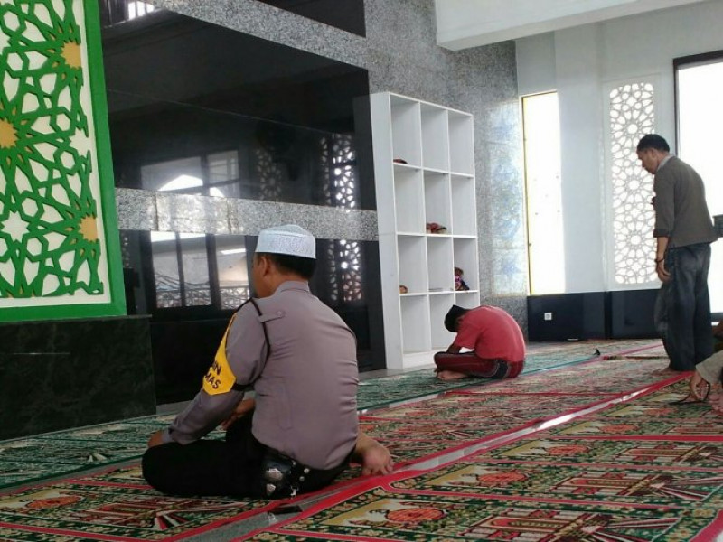 IMG-bripka-ade-rochman-shalat-dzuhur-berjamaah-di-masjid-jami-nurul-islam