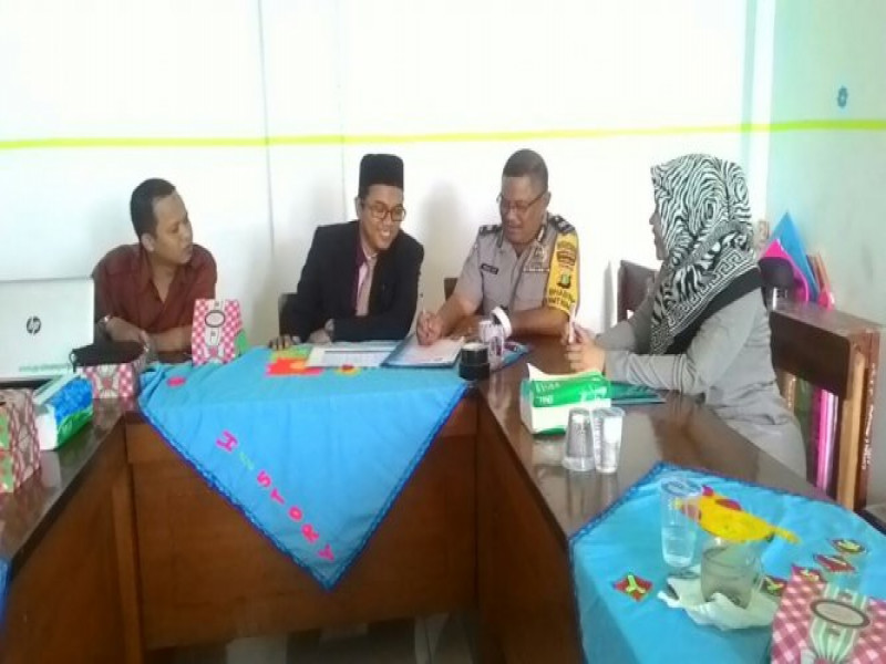 IMG-bhabinkamtibmas-polsek-sepatan-aiptu-budi-sy-sambang-silaturahmi-ke-ponpes-almansuriyah