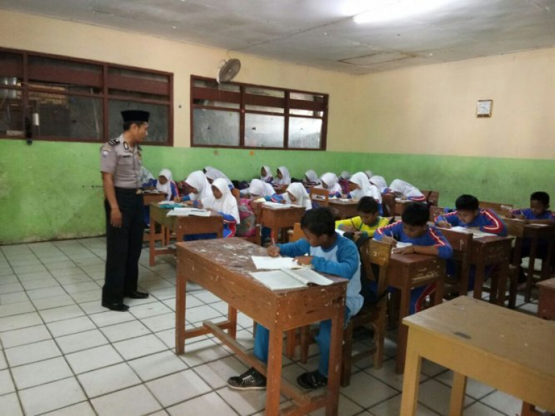 IMG-bhabinkamtibmas-polsek-benda-kelurahan-pajang-aipda-ali-husni-mb-melaksanakan-kegiatan-sambang-sekolah