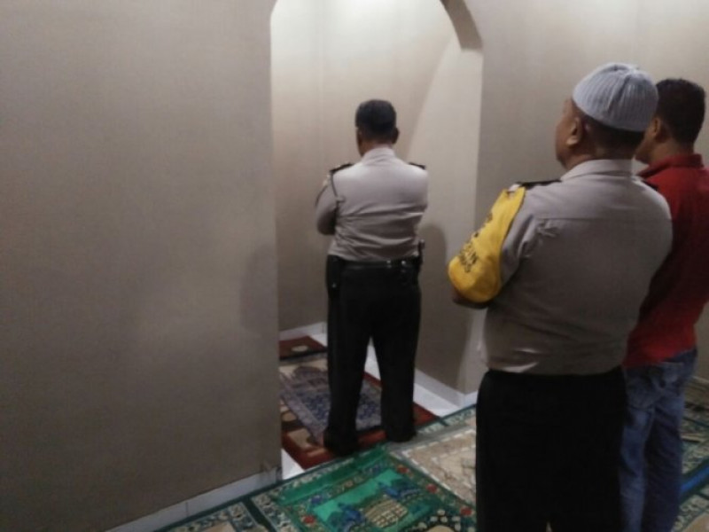 IMG-ditengah-kesibukan-dinas-saat-adzan-berkumandang-bripka-lukman-datangi-masjid