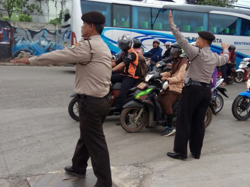 IMG-unit-2-sabhara-polsek-jatiuwung-pengaturan-lalu-lintas-di-pertigaan-jatiuwung