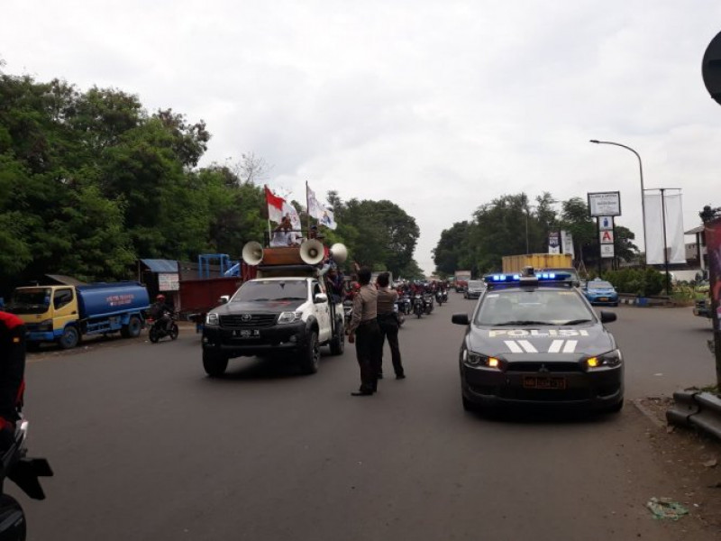 IMG-patroli-6405-sabhara-polsek-jatiuwung-kawal-keberangkatan-massa-fspmi-menuju-kantor-disnaker-kab-tangerang