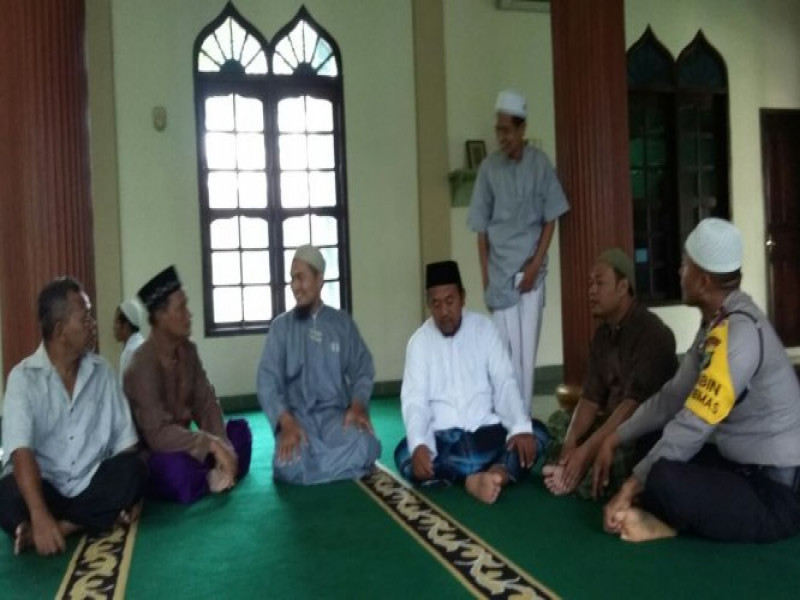 IMG-aiptu-suryadi-jalin-silaturahmi-dengan-para-tokoh-agama-perumnas-iv-cibodas