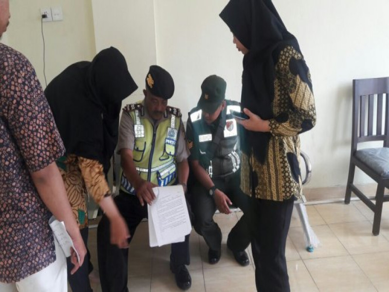 IMG-kapolsubsektor-palem-semi-bersama-babinsa-panbar-sambangi-warga-kp-mekarsari