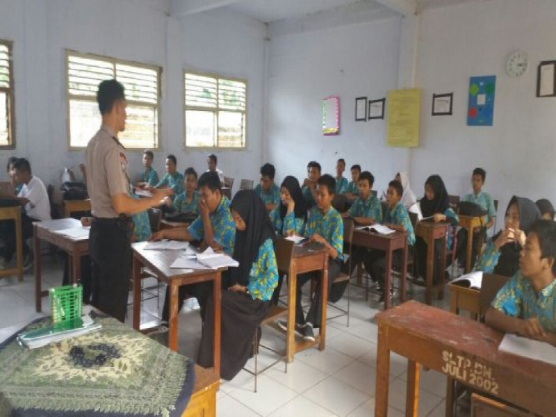 IMG-sambangi-smp-pgri-jatiuwung-iptu-fahyani-berikan-arahan-para-siswa-di-ruang-kelas