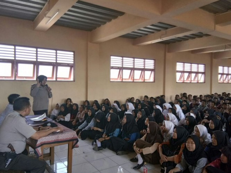 IMG-kanit-binmas-polsek-benda-iptu-sumningrum-sosialisasi-penerimaan-anggota-polri-tahun-2018-di-smk-bandara