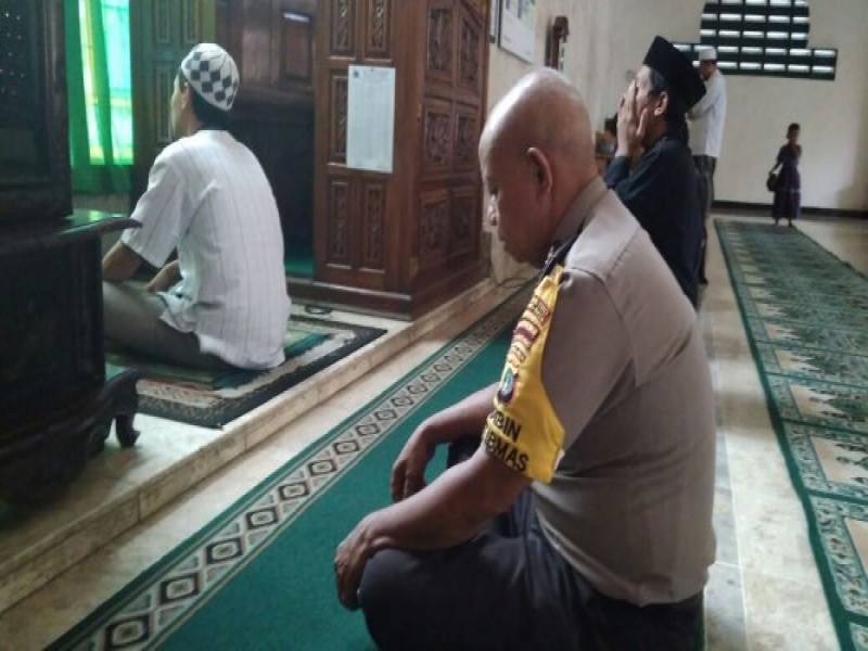 IMG-giat-polisi-cinta-masjid-aiptu-gunawan-tunaikan-sholat-ashar-berjamaah