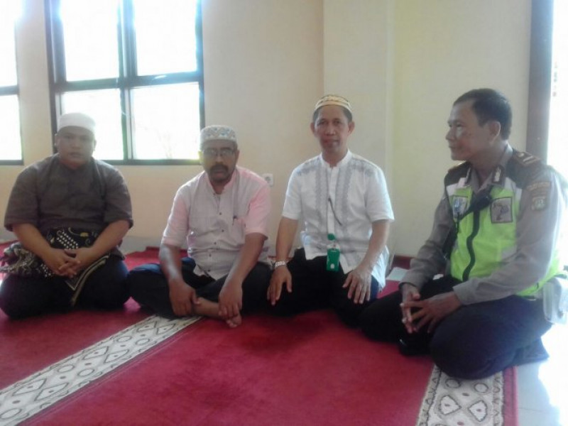 IMG-kanit-lantas-polsek-neglasari-berbaur-bersama-warga-menunaikan-shalat-jumat