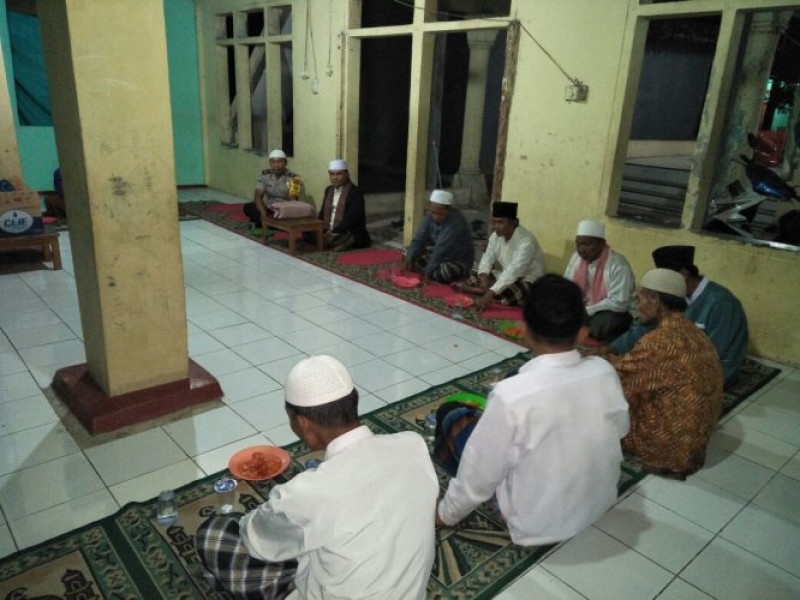 IMG-bhabinkamtibmas-polsek-sepatan-hadiri-pengajian-rutin-majelis-taklim