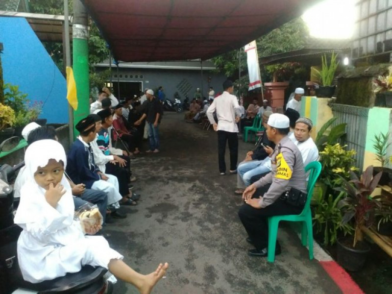 IMG-bripka-ade-rochman-binmas-gandasari-melayat-warganya-yang-meninggal-dunia