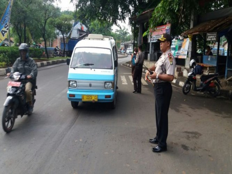 IMG-kapolsek-neglasari-bersama-anggota-berikan-pelayanan-masyarakat-di-6-lokasi