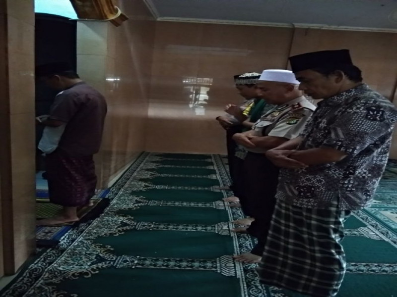 IMG-kapolsek-benda-didampingi-bhabinkamtibmas-kelurahan-benda-melaksanakan-shalat-dzuhur-berjamaah