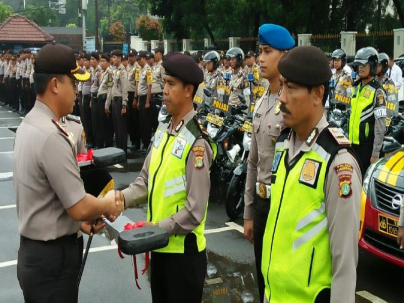 IMG-polrestro-tangerang-menggelar-apel-penyerahan-kendaraan-dinas