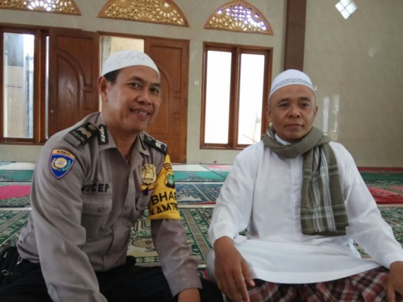 IMG-ciptakan-wilayah-yang-kondusif-aiptu-cecep-selalu-ajak-warganya-berdialog-tentang-kamtibmas