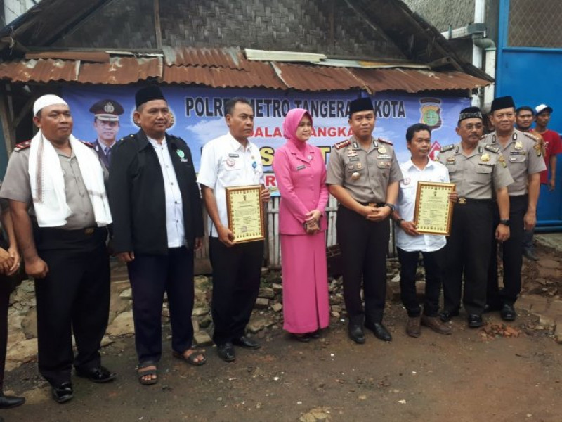 IMG-polres-metro-tangerang-kota-bedah-rumah-marbot-masjid-nurul-jannah