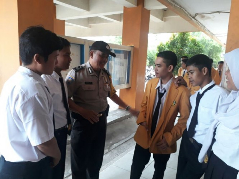 IMG-bhabinkamtibmas-polsek-benda-kelurahan-benda-sambangi-sekolah-jelang-liburan