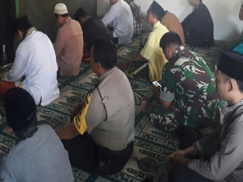 IMG-bhabinkamtibmas-polsek-benda-bersama-babinsa-kelurahan-benda-melaksanakan-kegiatan-shalat-ashar-berjamaah