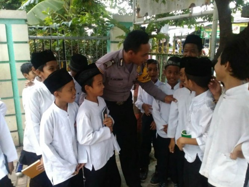 IMG-polisi-kunjungi-sekolah-bripka-ade-rochman-sambangi-sdn-gandasari-2