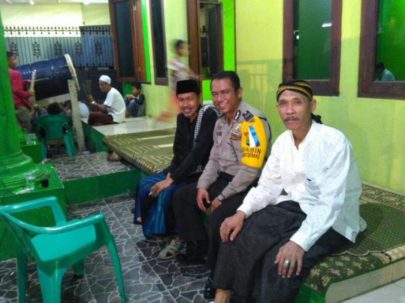 IMG-bhabinkamtibmas-kelurahan-kreo-selatan-bersama-warga-sholat-berjamaah-di-masjid-az-zahra