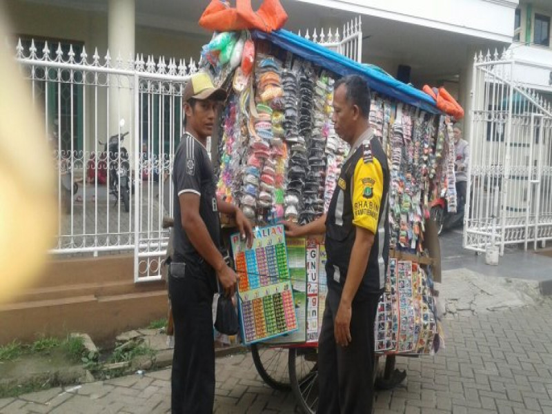 IMG-aiptu-suhari-tandangi-penjual-mainan-anak-himbau-untuk-jual-mainan-yang-laiak