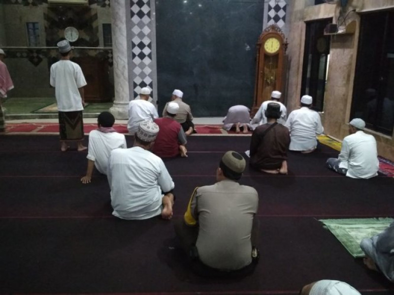 IMG-kapolsek-benda-didampingi-bhabinkamtibmas-kelurahan-jurumudi-baru-melaksanakan-shalat-jumat