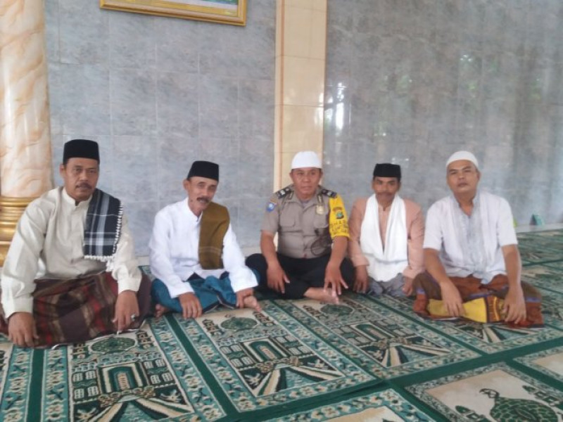 IMG-polsantren-bhabinkamtibmas-kel-dadap-berikan-pemahaman-kepada-warga-bahaya-radikalisme