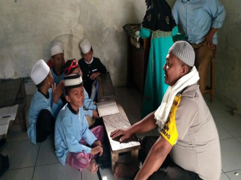 IMG-sebagai-giat-polsantren-bripka-lukman-sambangi-majlis-taklim