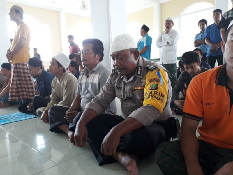 IMG-sholat-jumat-dimasjid-al-fatah-aiptu-daryono-sambangi-masjid