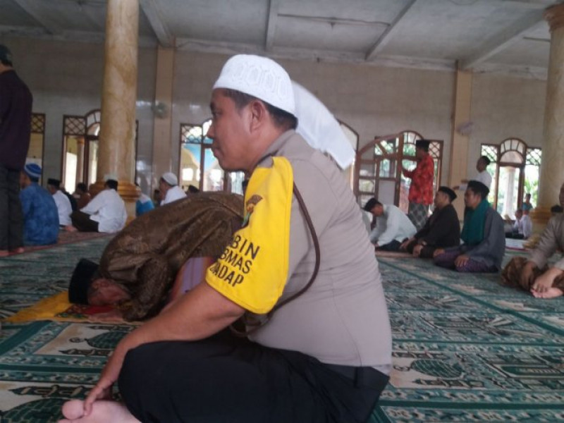 IMG-bhabinkamtibmas-kel-dadap-aiptu-endah-melaksanakan-sholat-jumat-dimasjid-jami-faturrohman