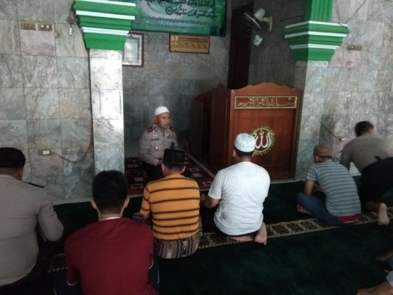 IMG-kapolsek-benda-didampingi-kanit-binmas-dan-bhabinkamtibmas-melaksanakan-shalat-ashar-berjamaah