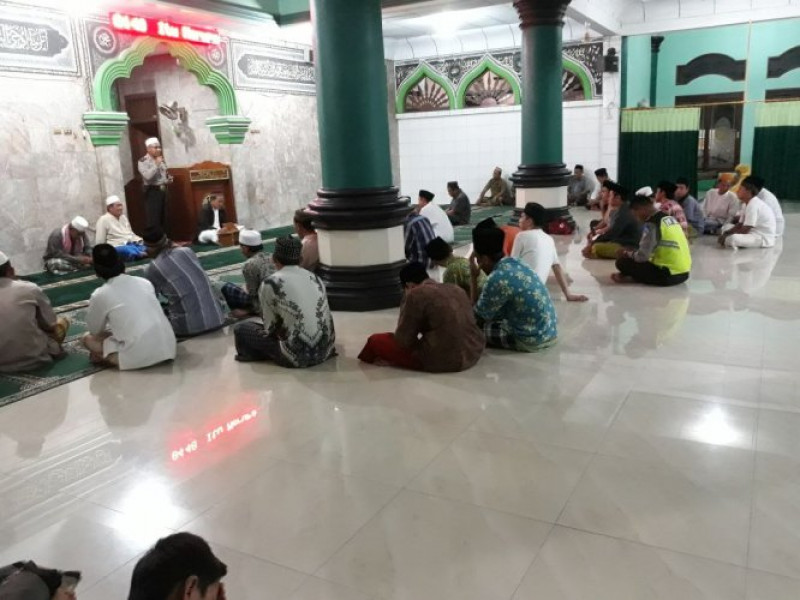 IMG-kapolsek-benda-laksanakan-sholat-subuh-berjamaah-dengan-masyarakat