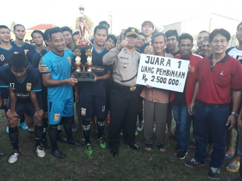 IMG-kapolsek-neglasari-hadir-dan-memberikan-trophy-juara-pada-final-kompetisi-sepak-bola