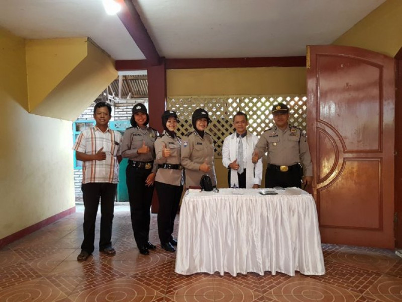 IMG-akp-yusuf-suhadma-monitoring-pengamanan-dan-sterilisasi-gereja-sebelum-pelaksanaan-kebaktian-natal