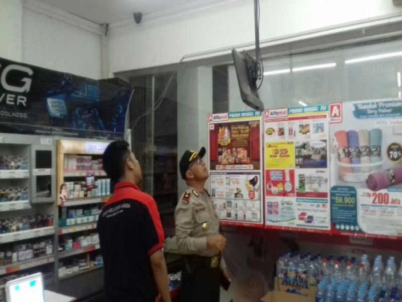 IMG-pastikan-aman-kapolsek-benda-patroli-minimarket