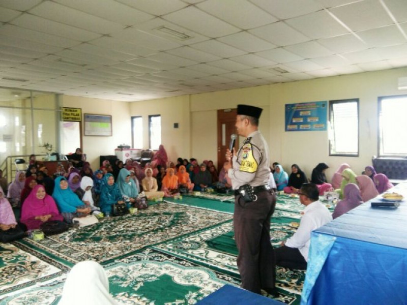 IMG-bhabinkamtibmas-polsek-benda-kelurahan-belendung-aktif-mengisi-pengajian-ibu-ibu