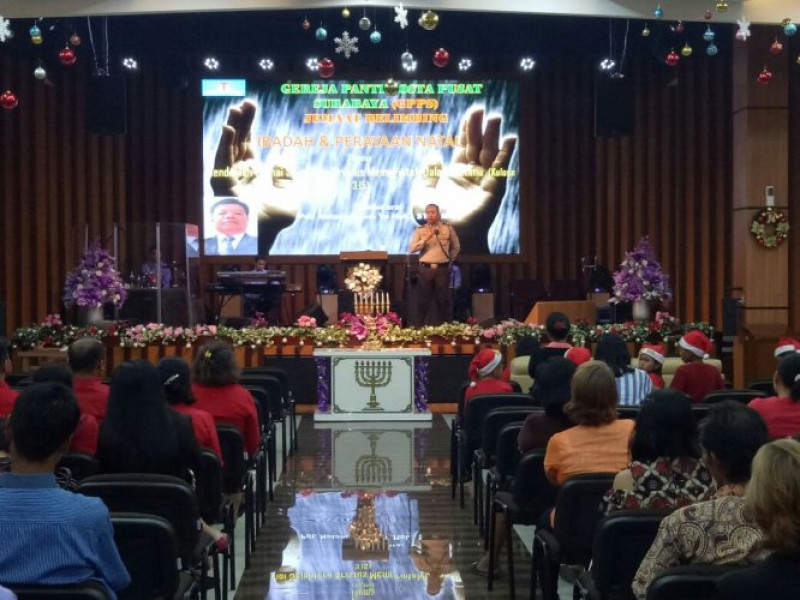 IMG-kapolsek-teluknaga-berikan-sambutan-pada-perayaan-natal-di-gereja-pantekosta-pusat-surabaya-gpps