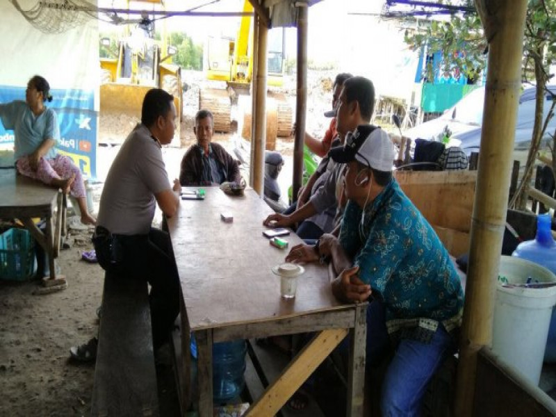 IMG-kapolsek-teluknaga-monitoring-wilayah-kel-dadap-kosambi-terkait-giat-karya-bhakti-yang-dilaksanakan-kodim-0506-tangerang