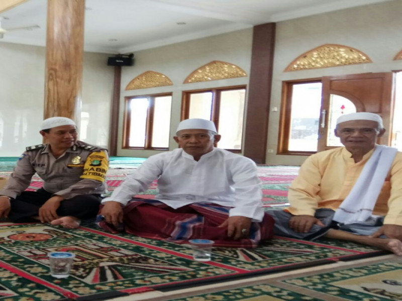 IMG-aiptu-cecep-duduk-bersama-tokoh-agama-periuk-jaya-jaga-toleransi-antar-umat-beragama