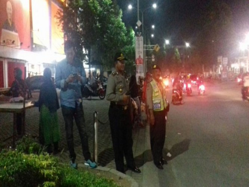 IMG-kapolsek-jatiuwung-monitoring-wilayah-cek-pengamanan-malam-tahun-baru-di-3-lokasi