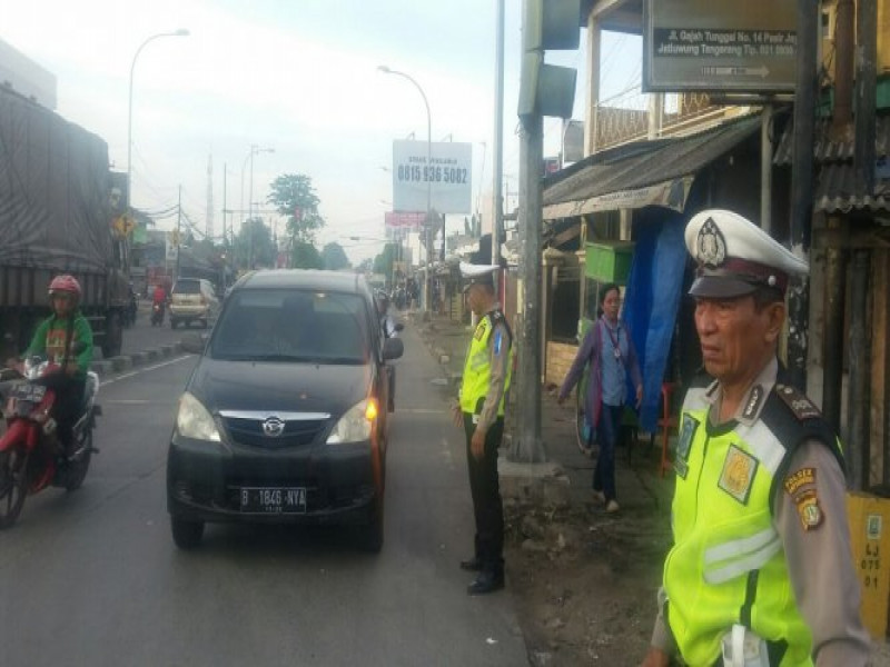 IMG-aiptu-sugiono-dan-aiptu-pujiono-pengaturan-lalu-lintas-di-pertigaan-gajah-tunggal