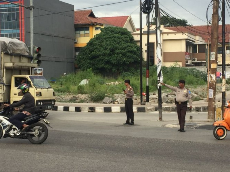 IMG-kanit-sabhara-polsek-jatiuwung-bersama-anggotanya-pengaturan-lalu-lintas-di-pertigaan-jati