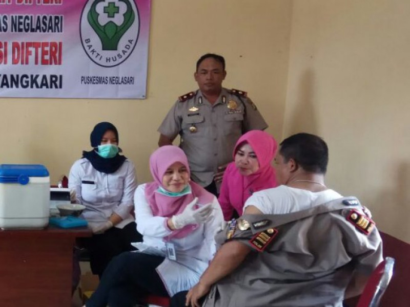 IMG-cegah-bahaya-difetri-kapolsek-neglasari-bekerja-sama-dengan-puskesmas-beri-vaksinasi-anggota-dan-keluarganya